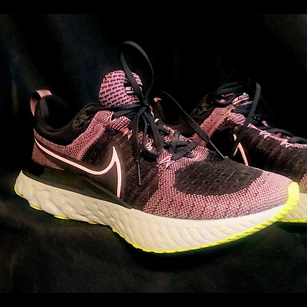 Women’s size 8 Nike Fly Knit